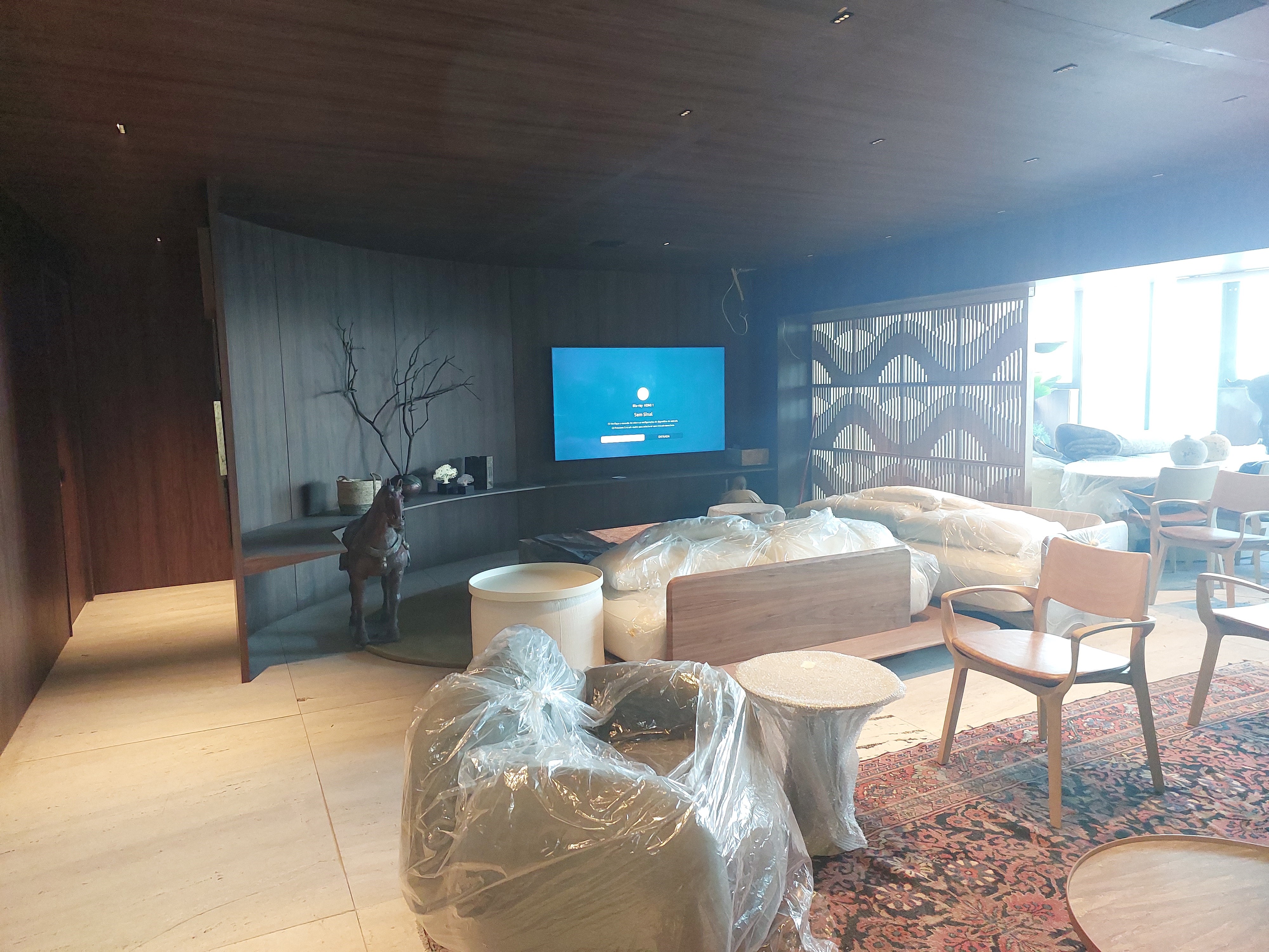 Case de colocação de piso travertino, forro de madeira e elétrica