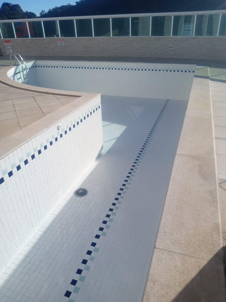 Case de troca de rejunte de piscina