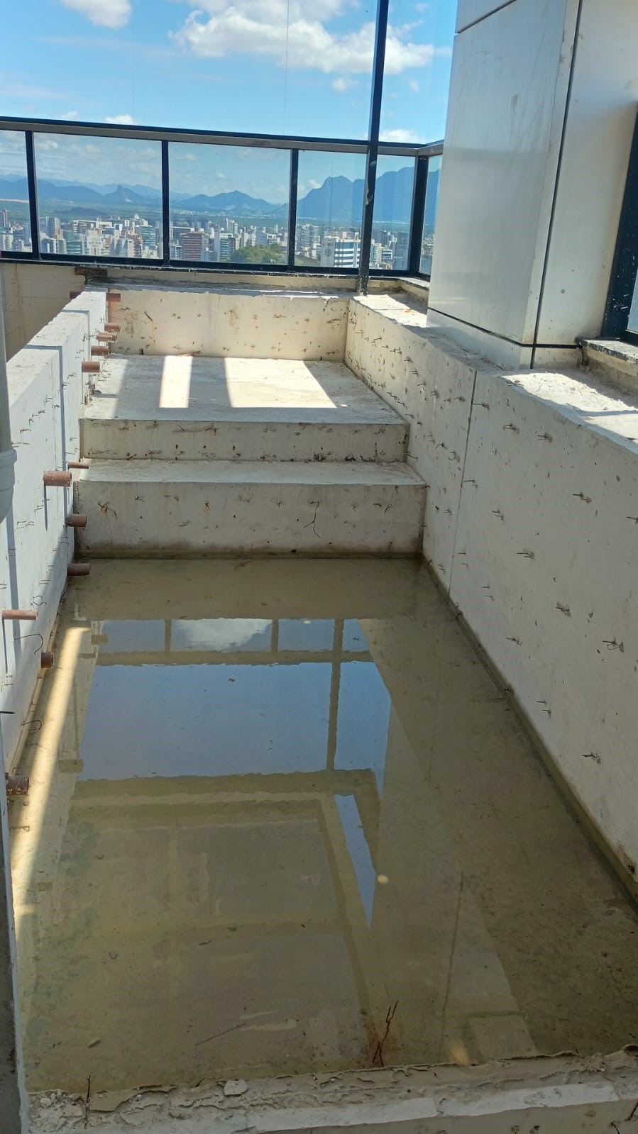 Case de construção de piscina de concreto armado em cobertura